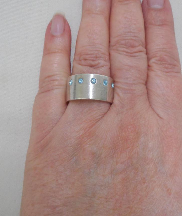 Zilveren massieve LOOK! ring met stenen maat 18,2 nr.1168, Sieraden, Tassen en Uiterlijk, Ringen, Zo goed als nieuw, Dame, 18 tot 19