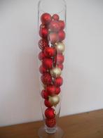 hoge glazen vaas met 35 kerstballen rood en goud, Diversen, Kerst, Ophalen, Zo goed als nieuw