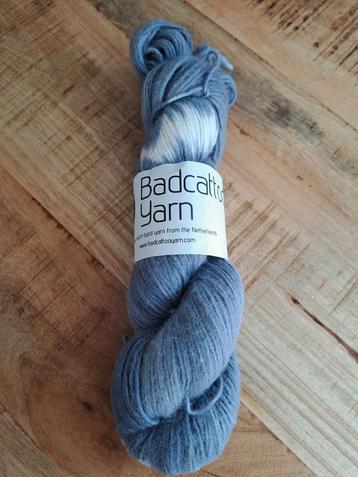 Handgeverfde streng baby alpaca/AC wol van Badcattoo yarn beschikbaar voor biedingen