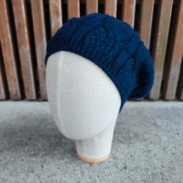 Navy blauw beanie beschikbaar voor biedingen