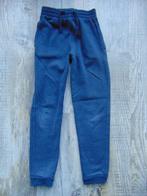 Lange broek blauw joggingbroek maat 122 / 128 broekje, Kinderen en Baby's, Kinderkleding | Maat 122, Ophalen of Verzenden, Gebruikt