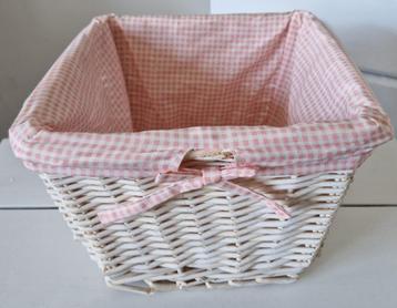 Witte rieten mand met roze/wit bekleding * w beschikbaar voor biedingen