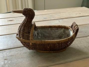 Vintage rieten mandje voor bijv. noten / bloemen. Eend vorm beschikbaar voor biedingen