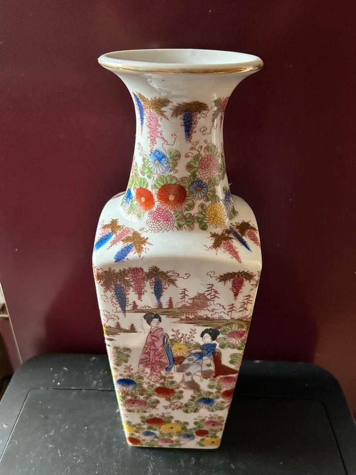 Vierkante Chinese vaas met polychrome decoraties, Huis en Inrichting, Woonaccessoires | Vazen, Zo goed als nieuw, Overige kleuren