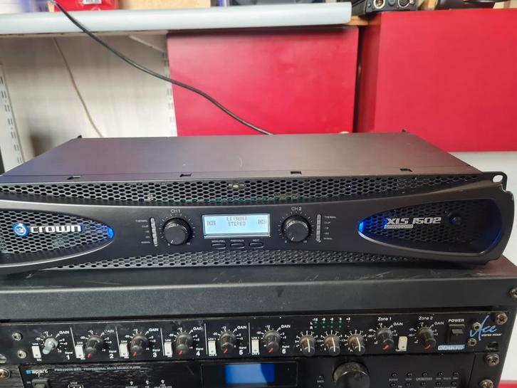 Crown XLS1502 versterker, Muziek en Instrumenten, Versterkers | Keyboard, Monitor en PA, Zo goed als nieuw, P.A., 1000 watt of meer