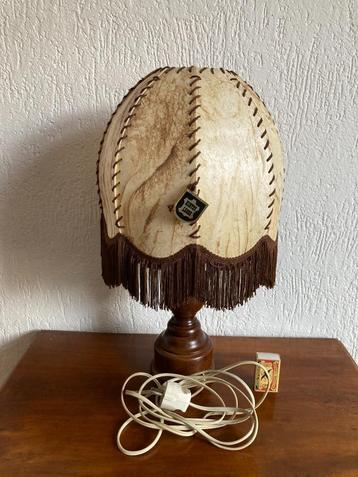 Kitsch tafellamp varkensleer lampenkap met franjes sliertjes beschikbaar voor biedingen