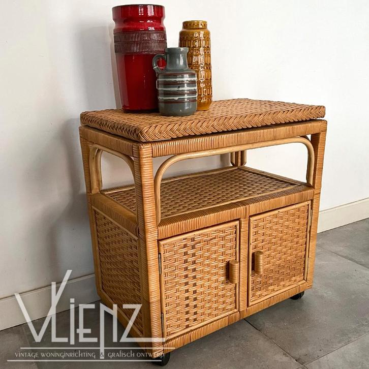 Vintage, rotan tv-meubel, rattan kast met deurtjes, tvkast, Verzamelen, Retro, Huis en Inrichting, Ophalen
