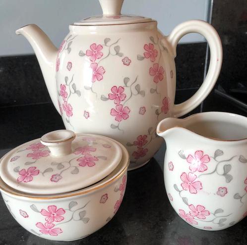 Vintage koffieset met bijpassende ontbijtset, Antiek en Kunst, Antiek | Servies compleet, Ophalen of Verzenden