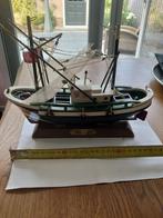Houten oud bootje Merlucera, Ophalen