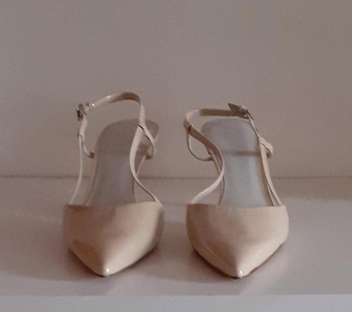 Nieuwe beige lakleren slingbacks van Roberto Vianni, maat 40, Kleding | Dames, Schoenen, Nieuw, Pumps, Beige, Ophalen of Verzenden