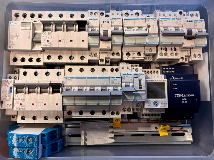 Diverse Automaten, Elektra, Realis, Tijdschakelaars, Doe-het-zelf en Verbouw, Elektra en Kabels, Zo goed als nieuw, Schakelaar