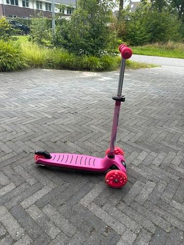 Leuke roze step met 3 wielen beschikbaar voor biedingen