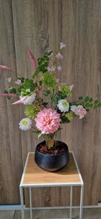 Bloemstuk zijdebloemen kunstbloemen op zwarte stenen schaal, ., Nieuw, Ophalen of Verzenden, .
