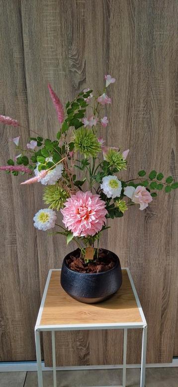 Bloemstuk zijdebloemen kunstbloemen op zwarte stenen schaal  beschikbaar voor biedingen
