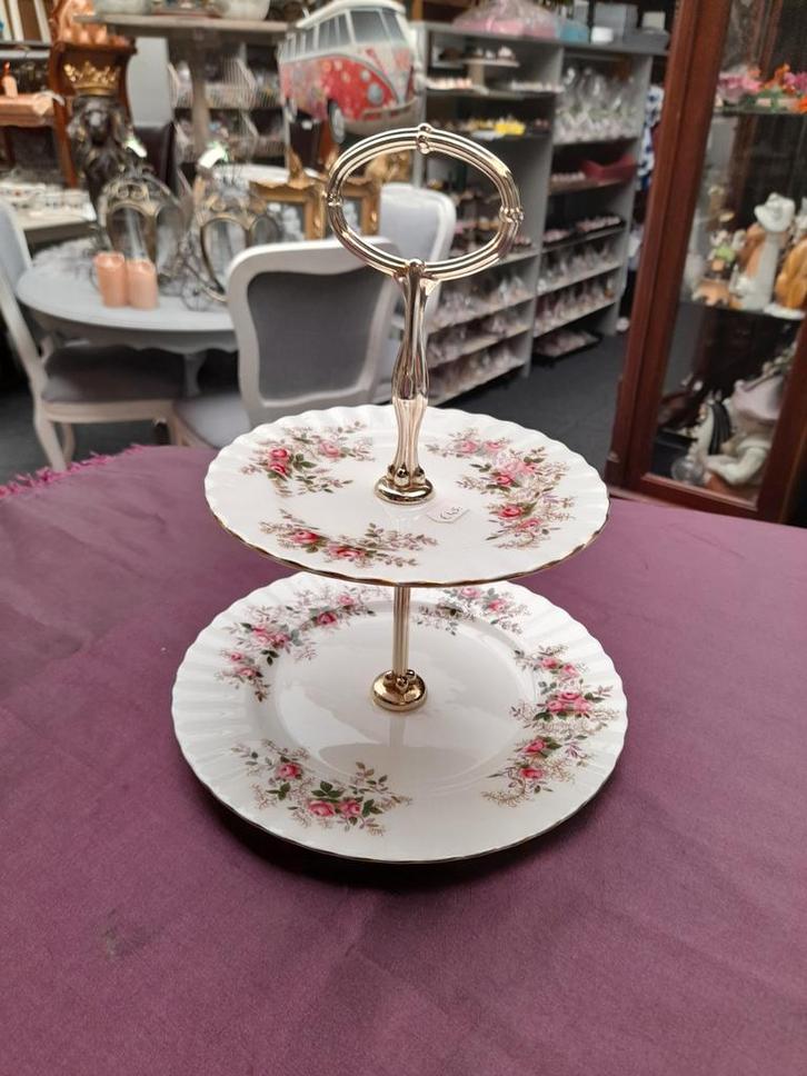 Royal albert lavender rose 2 laags etagere, Huis en Inrichting, Woonaccessoires | Etagères, Zo goed als nieuw, Ophalen of Verzenden
