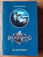 Broederband: De Outsiders - John Flanagan, Boeken, Fantasy, Ophalen of Verzenden, Zo goed als nieuw, John Flanagan