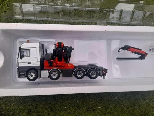 WSI Mercedes met Fassi kraan - Nieuwstaat, Hobby en Vrije tijd, Modelauto's | 1:50, Nieuw, Bus of Vrachtwagen, Wsi, Ophalen of Verzenden