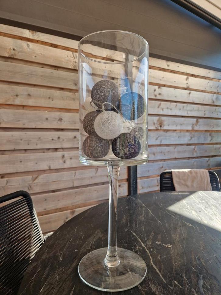 Decoratieve glazen vaas op voet met lichtjes, Huis en Inrichting, Woonaccessoires | Overige, Zo goed als nieuw, Ophalen of Verzenden