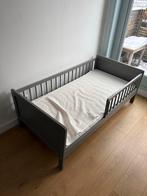Peuter/kleuter bed / ledikant - petit amelie - grijs, Kinderen en Baby's, Ophalen, Gebruikt, Ledikant