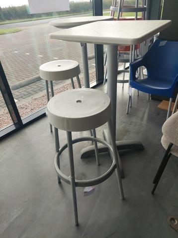 Terras krukken en statafels  **Scab Design ** beschikbaar voor biedingen