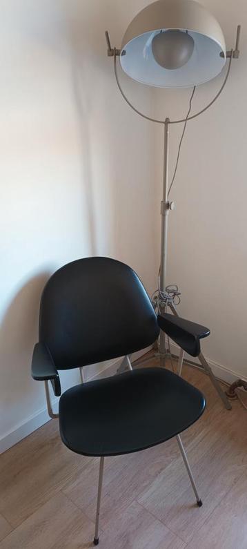 Retro design stoel zwart leer beschikbaar voor biedingen