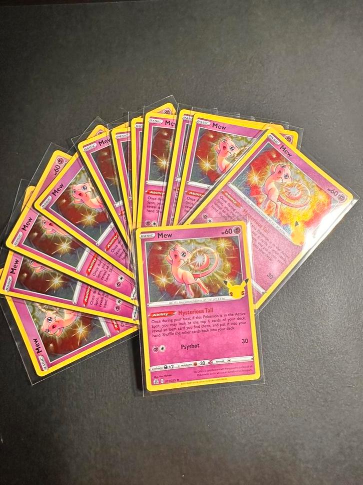 Mew 011/025 celebrations met bulk, Hobby en Vrije tijd, Verzamelkaartspellen | Pokémon, Zo goed als nieuw, Ophalen of Verzenden