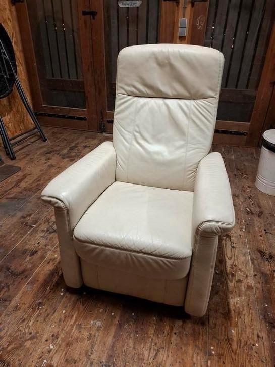 Leren beige relaxstoel, Huis en Inrichting, Fauteuils, Zo goed als nieuw, 50 tot 75 cm, Ophalen