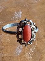 Antiek zilveren ring met ovale bloedkoraal, Ophalen of Verzenden, Zilver, Ring, Met edelsteen