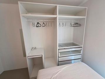 Complete IKEA slaapkamer. Kledingkastenwand, bed, bureautje