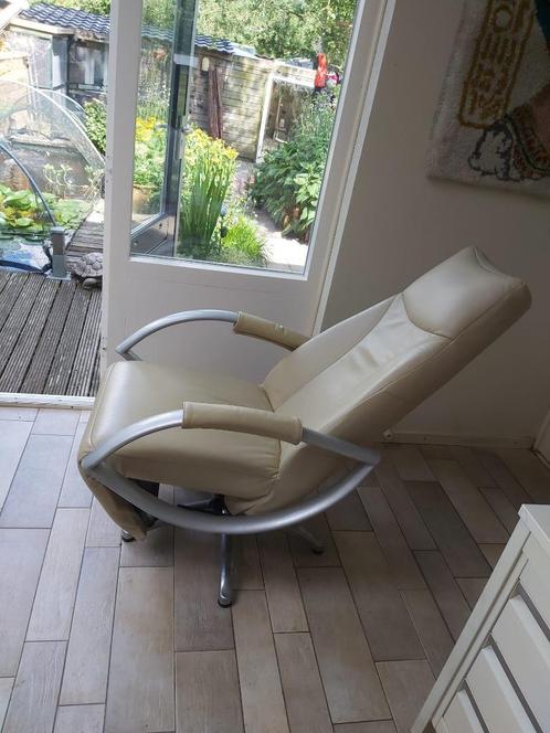 Mooie (kunst)leren relax fautteuil in creme kleur, draaipoot, Huis en Inrichting, Fauteuils, Zo goed als nieuw, Leer, Metaal, 50 tot 75 cm