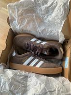 NIEUW IN DOOS Adidas VL Court 3.0 Earth/White, Bruin, Adidas, Nieuw, Ophalen of Verzenden