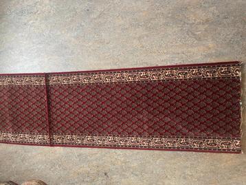 Driemaal donkerrode Lopers  Samen 840.5 cm x 60.5 cm beschikbaar voor biedingen