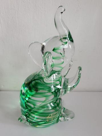 Glazen Rubelli Murano olifant met groene spiraal decoratie beschikbaar voor biedingen