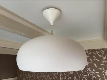 Leuke witte ronde retro lamp beschikbaar voor biedingen
