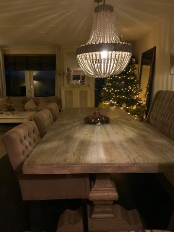 Grote Kloostertafel+  drie eetkamerstoelen gecapitonneerd . beschikbaar voor biedingen