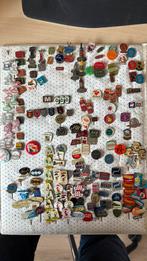 Vintage metalen en plastic speldjes., Verzamelen, Speldjes, Pins en Buttons, Ophalen of Verzenden, Zo goed als nieuw