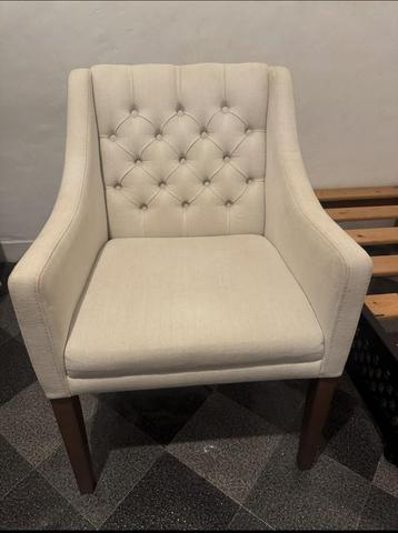 Beige stoelen beschikbaar voor biedingen