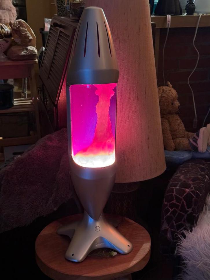 iO giga-lavalamp: Zilver Violet met Geel Lava te Koop / Ruil, Huis en Inrichting, Lampen | Tafellampen, Zo goed als nieuw, 75 cm of meer