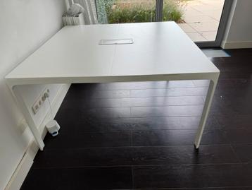 Tafel/ vergadertafel - bureau - wit - 1.40x1.40cm beschikbaar voor biedingen