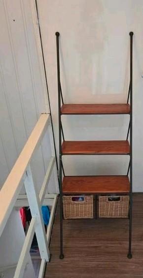 Wandladder met 3 planken en 2 manden beschikbaar voor biedingen