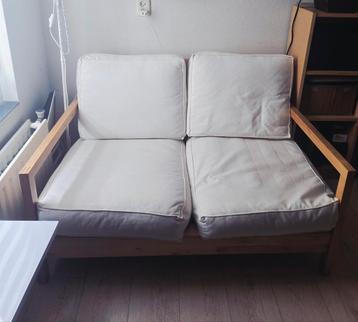 Mooie 2-zits bankje met houten frame beschikbaar voor biedingen