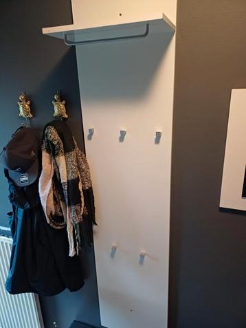 Wandkapstok met plank beschikbaar voor biedingen