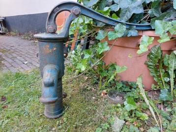 Oude waterpomp gietijzer  beschikbaar voor biedingen