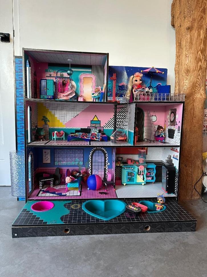 LOL Poppenhuis met veel accessoires en LOL koffer (gevuld), Kinderen en Baby's, Speelgoed | Poppenhuizen, Zo goed als nieuw, Poppenhuis
