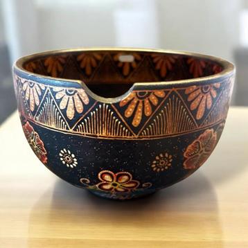 Houten schaal van de traditionele batiktechniek. beschikbaar voor biedingen