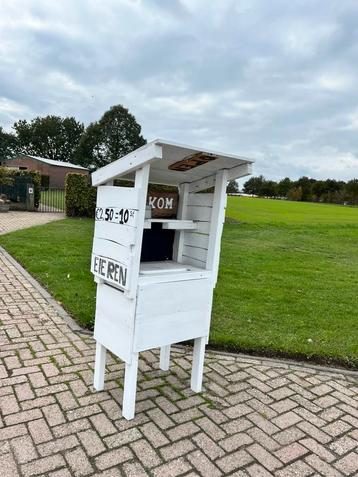 Verkoop kraam voor aan straat beschikbaar voor biedingen