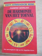 De harmonie van het toeval ( astrologie ) - Marieke Geerligs, Ophalen of Verzenden, Gelezen, Astrologie, Achtergrond en Informatie