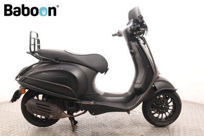 Vespa Sprint Notte 45KM (bj 2020), Fietsen en Brommers, Brommers | Schadebrommers, Vespa