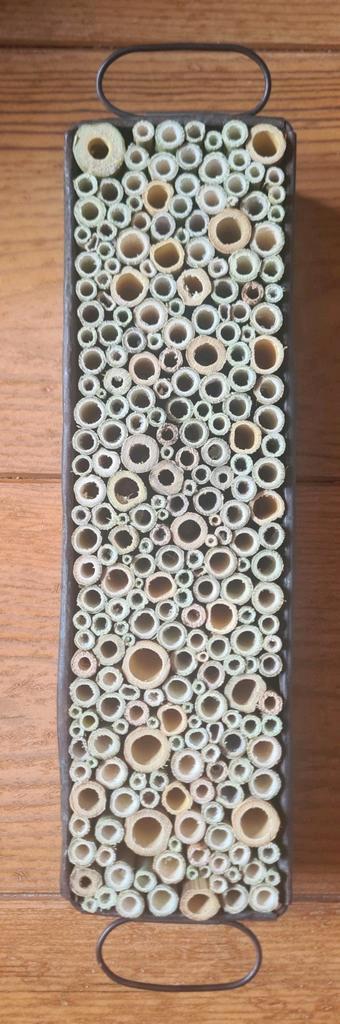 Bijenhotel, insectenhotel in antiek bakblik, bakvorm. beschikbaar voor biedingen