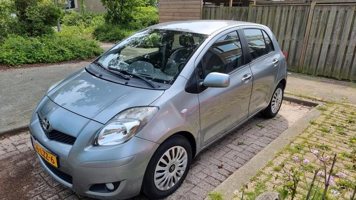 Toyota Yaris 1.3 AUTOMAAT 16V Vvt-i 5DR MMT 2010 Grijs, Auto's, Toyota, Particulier, Yaris, Airbags, Airconditioning, Bluetooth